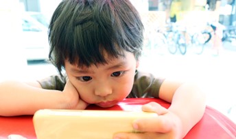 【3C產品衛教】阿包醫師：數位洪流中聰明使用 3C， 守護孩子大腦與身心發展